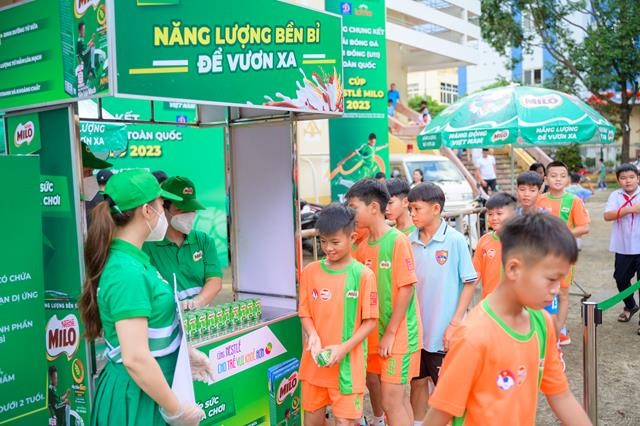 dong-hanh-cung-giai-bong-da-nhi-dong-u11-toan-quoc-nam-2023-ben-canh-16-suat-hoc-bong-co-chi-thi-nen-nhan-hang-nestle-milo-cung-da-tai-tro-nhieu-hang-muc-khac-bao-gom-dong-phuc-thi-dau-sua-va-nuoc-uong-cung-gia-1691298341.jpg