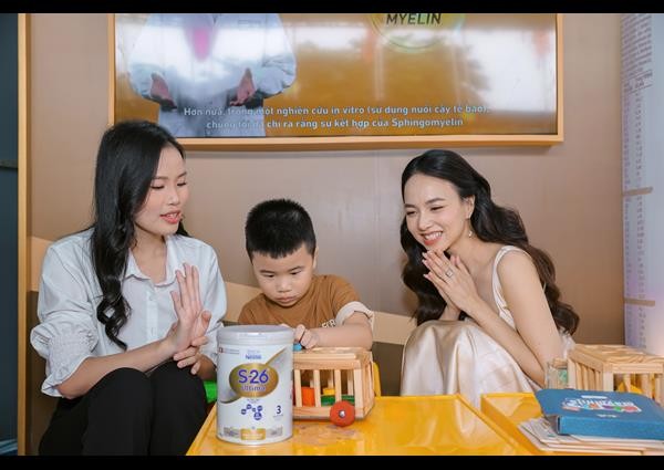 dien-vien-dinh-ngoc-diep-cung-con-tham-gia-tro-choi-ho-tro-phat-trien-tri-nao-do-nhan-hang-nestle-s-26-ultima-to-chuc-tai-su-kien-copy-1697444007.jpg