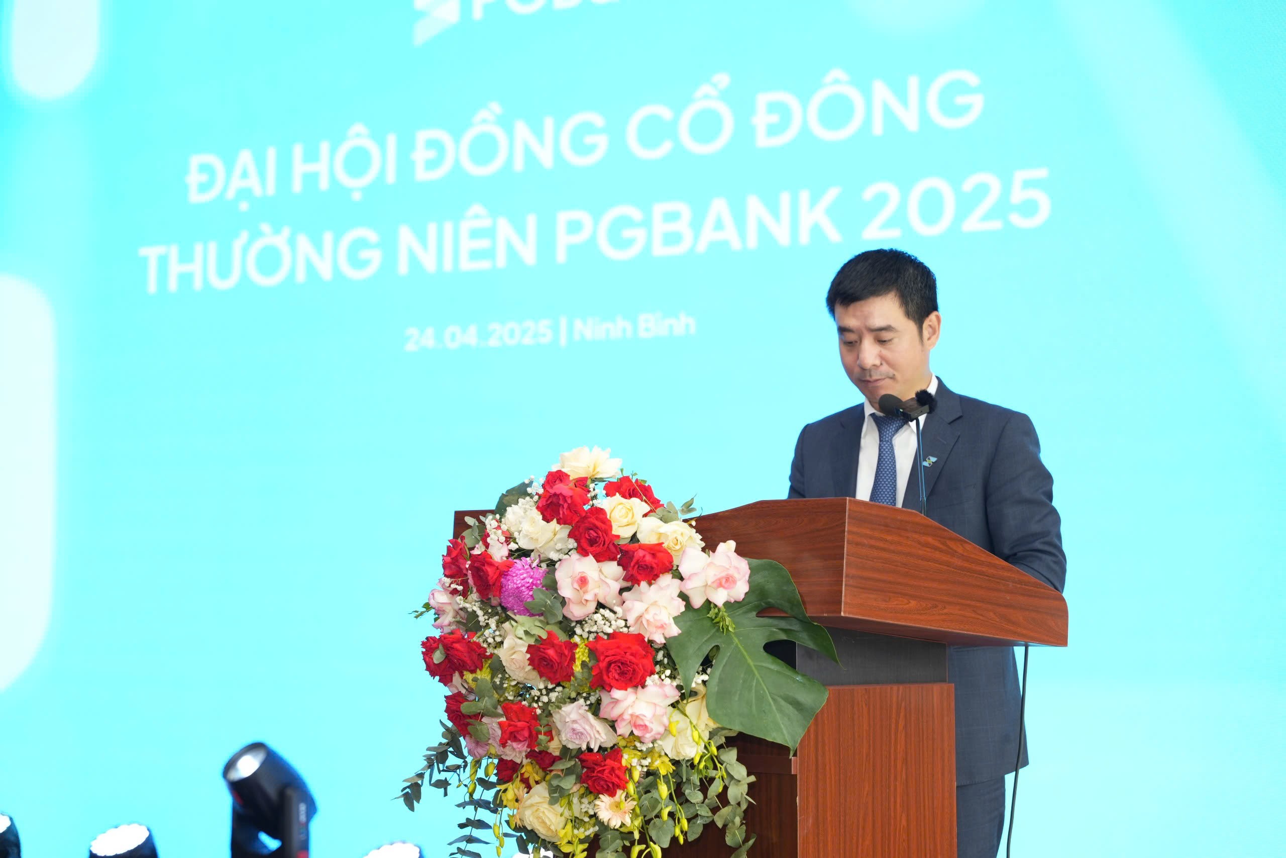 ong-nguyen-van-huong-tgd-pgbank-phat-bieu-tai-dai-hoi-1745818221.jpg