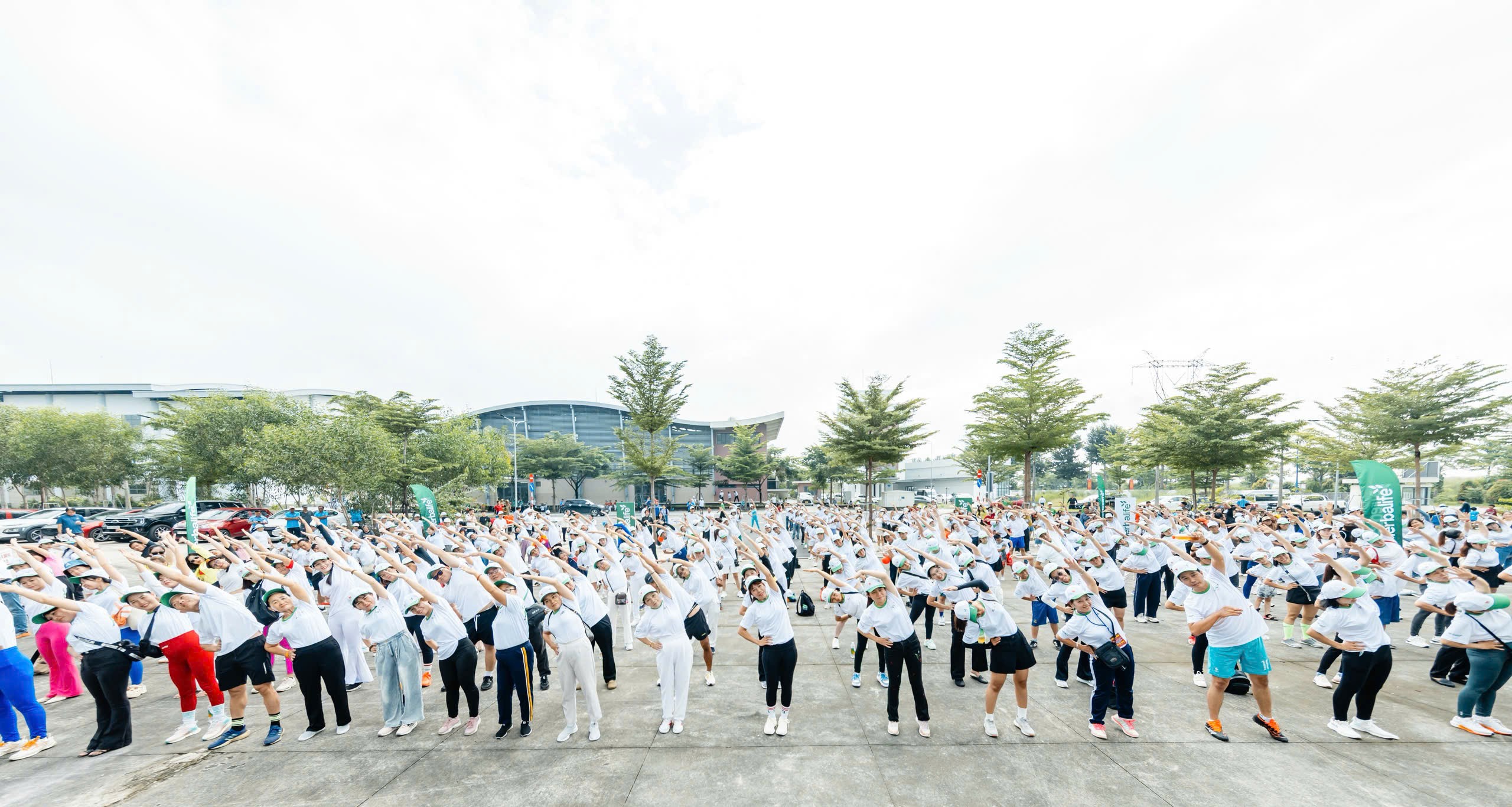 cac-van-dong-vien-cung-nguoi-dan-dia-phuong-tham-gia-hoat-dong-tap-luyen-the-duc-the-thao-tai-trung-tam-huan-luyen-va-thi-dau-the-thao-binh-duong-1760280517.jpg
