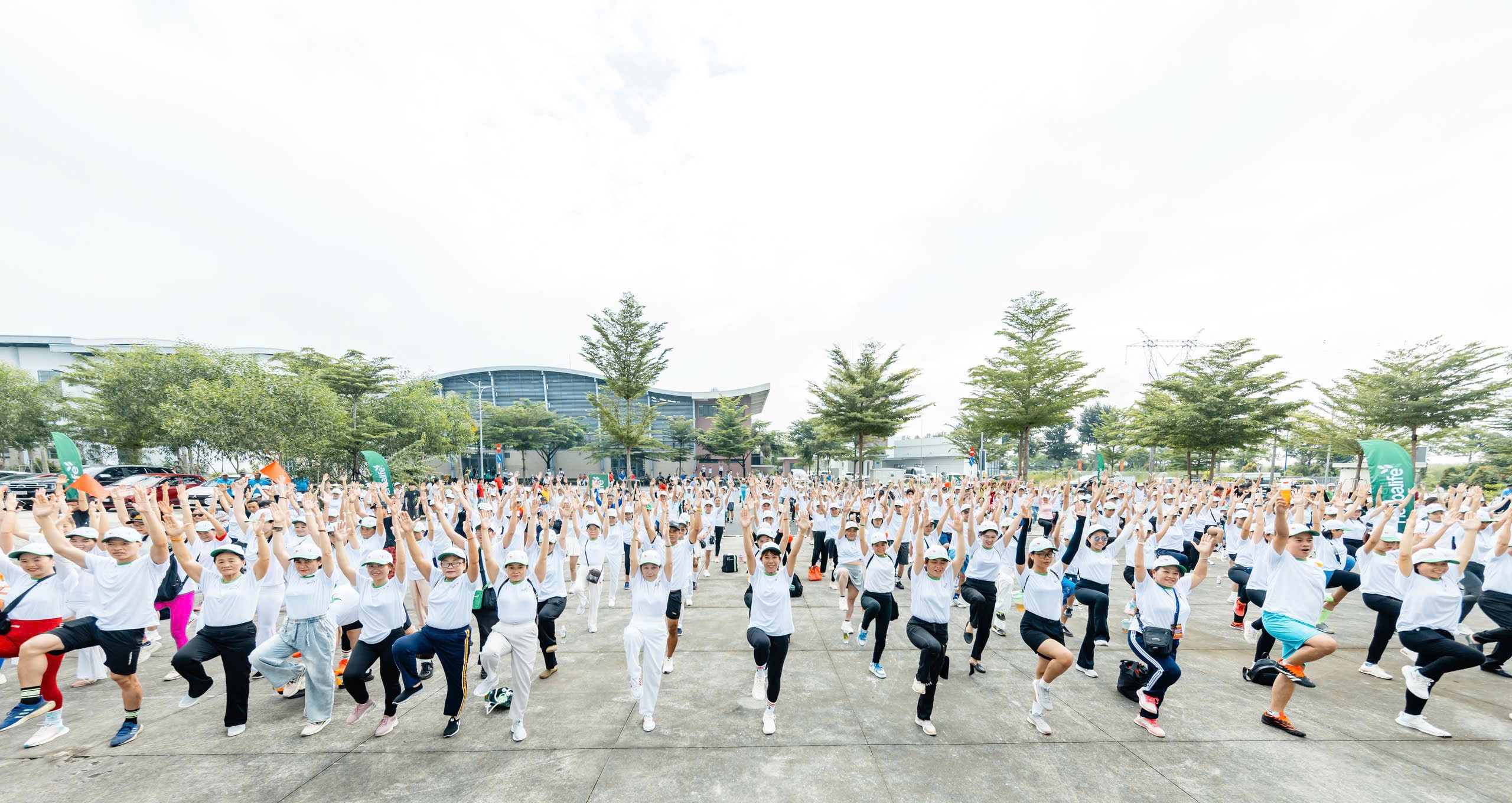 hon-1000-nguoi-tham-gia-dong-dien-the-duc-buoi-sang-lan-toa-tinh-than-ren-luyen-suc-khoe-cong-dong-1760280517.jpg
