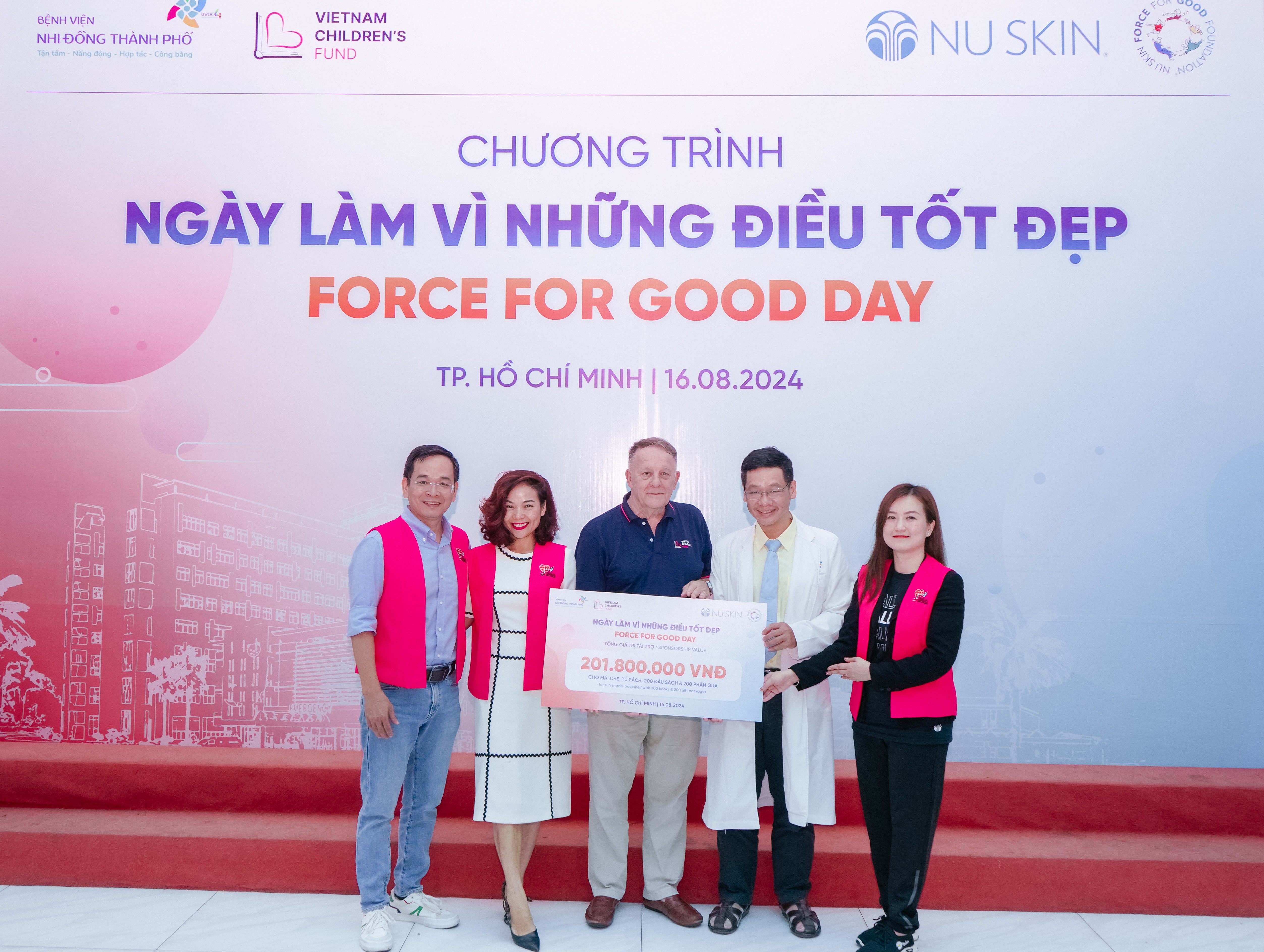 hinh-1-nu-skin-dong-hanh-cung-dnxh-vietnams-children-fund-tai-tro-hon-200-trieu-dong-de-tang-tu-sach-cong-trinh-mai-che-va-200-qua-tang-cho-cac-em-nho-dang-dieu-tri-tai-benh-vien-1724055057.jpg