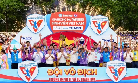 Phó Thủ tướng Mai Văn Chính trao cúp vô địch Giải bóng đá Thanh niên sinh viên Việt Nam lần III