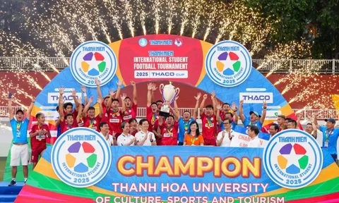 Phó Thủ tướng Mai Văn Chính trao cúp vô địch Giải bóng đá Thanh Niên sinh viên quốc tế 2025