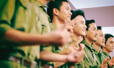 Dàn diễn viên Mưa Đỏ từ Quảng Trị 1972 xuyên không hiện tại tận hưởng hoà bình, 20.000 người ở SVĐ Mỹ Đình nức nở