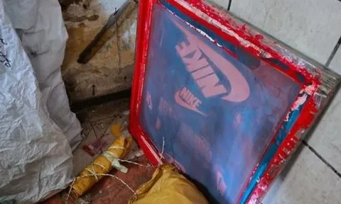 Đột kích một trung tâm mua sắm sầm uất, cảnh sát thu giữ loạt sản phẩm nhái thương hiệu Nike, Puma, quần áo, máy khâu,... số lượng lớn, tổng giá trị hơn 14 tỷ đồng