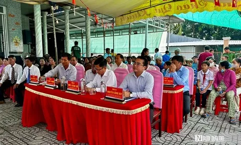 Ngày hội Đại đoàn kết 2025: Hội Luật gia TP. Cần Thơ trao học bổng, phổ biến pháp luật tại Thới Hưng