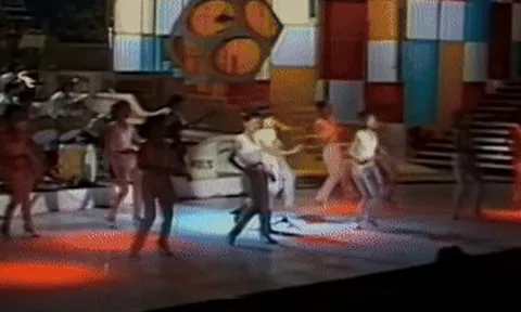 “Em gái quốc dân đầu tiên” gánh nợ 358 tỷ cho chồng: Bị đuổi ra khỏi nhà, nói với con trai 1 câu đau lòng