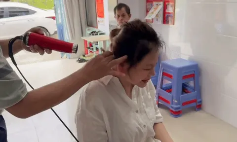 Lê Giang bị teo chân, phải lết vào nhà tắm để khóc