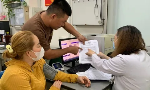 Bệnh viện số hóa: Người bệnh lớn tuổi 'bỡ ngỡ', lãnh đạo nói thẳng 'còn nhiều điểm nghẽn'