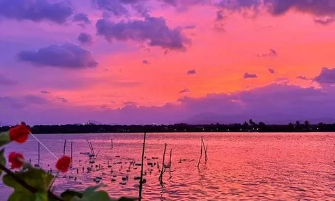 Xuất hiện bầu trời "tím lịm tìm sim" ở Khánh Hoà