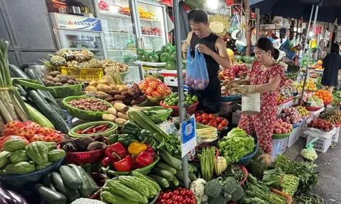 Giá rau xanh Hà Nội vẫn “neo cao”