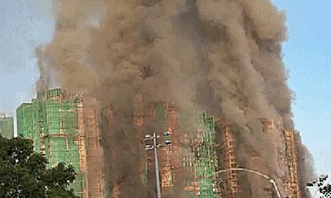 Cháy lớn ở Hồng Kông - Trung Quốc: Khói lửa bao trùm 8 tòa nhà, thương vong tăng nhanh