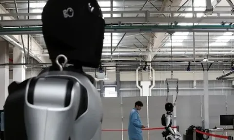 Công nghệ 29/11: Trung Quốc dùng robot hình người hỗ trợ thủ tục xuất nhập cảnh