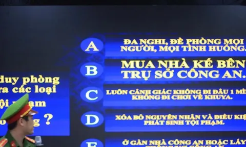 Công an vào trường cảnh báo chiêu thức lừa mới, chỉ sinh viên cách tự bảo vệ