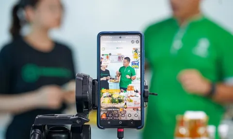 Chủ shop bán hàng online lao đao trước "phí chồng phí"