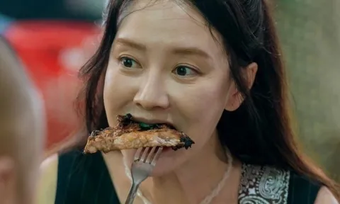 Bắt gặp minh tinh Hàn Quốc ăn trứng vịt lộn, thịt nướng trên đường phố Đà Nẵng