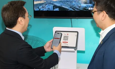 Du khách Trung Quốc uống cà phê Highland, đi siêu thị có thể quét mã QR tại Việt Nam