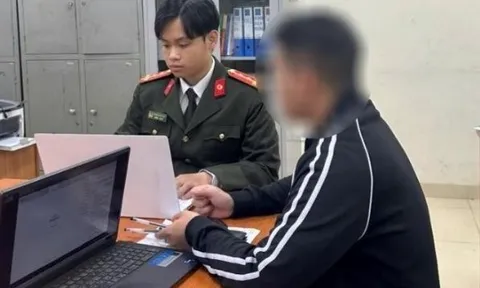 Đúng 23h50, công an Hà Nội ập vào một khách sạn tại phường Bồ Đề