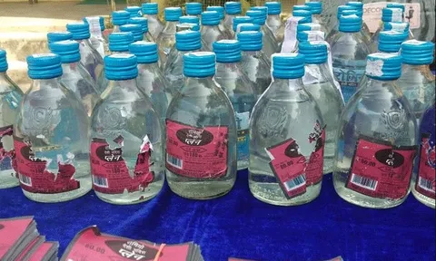 Đột kích nhà cựu Nghị sĩ Ấn Độ, công an bất ngờ triệt phá đường dây sản xuất đồ uống giả quy mô lớn, tịch thu hàng loạt chai lọ, hóa chất và máy đóng gói