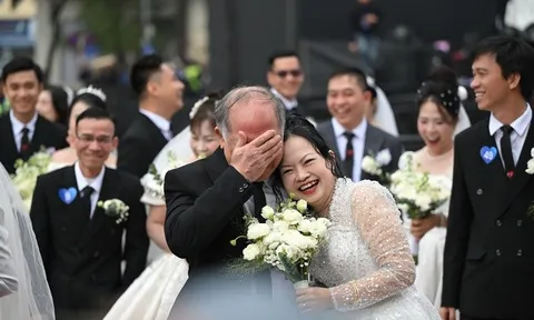 80 cặp đôi cùng bước vào lễ cưới tập thể đầy cảm xúc bên hồ Gươm