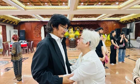 Mẹ ruột cố NSƯT Ngọc Trinh nắm tay NSƯT Công Ninh khóc nghẹn trong lễ 100 ngày mất con