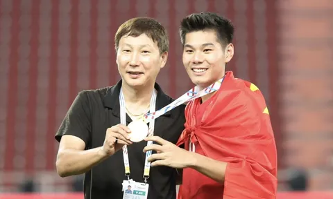 HLV Kim Sang-sik và những chia sẻ cảm xúc sau HCV SEA Games 33 - 2025