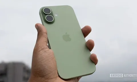 Dù là fan cứng Android, tôi phải "cay đắng" thừa nhận chiếc iPhone này mới đúng là điện thoại của năm 2025