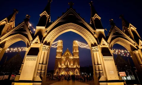 Nhà thờ ở TP.HCM như cung điện châu Âu rực rỡ trong đêm Giáng sinh