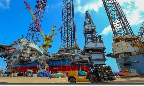 Kéo khối thép nặng 12.000 tấn ra biển nổi sừng sững, Việt Nam thành công làm chủ một công nghệ quan trọng