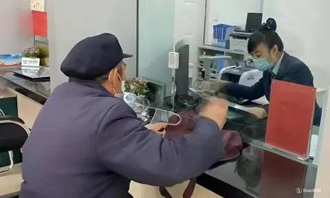 Cụ ông 79 tuổi ra ngân hàng tất toán sổ tiết kiệm 500 triệu nhưng nhận lại 0 đồng