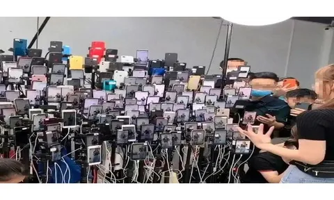 Phát hiện một căn nhà có 26.000 chiếc điện thoại phát sáng chạy 24/7: Cảnh sát tiết lộ bí mật động trời về 32 tỷ đồng