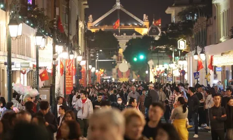 Countdown 2026 làm “nóng” Hồ Gươm, dòng người ken đặc chờ thời khắc giao thừa