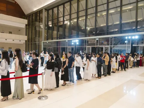 4.000 người xếp hàng dài ở Trung tâm Hội nghị Quốc gia để được dẫn vào 'khu vườn bí mật'