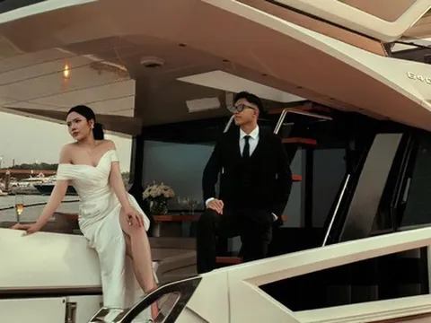 Tiền vệ ĐT Việt Nam khoe ảnh cưới trên du thuyền cùng cô chủ tiệm vàng