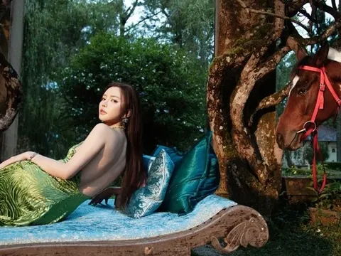 Ca sĩ Bích Phương khoe lưng trần gợi cảm giữa bối cảnh thần tiên