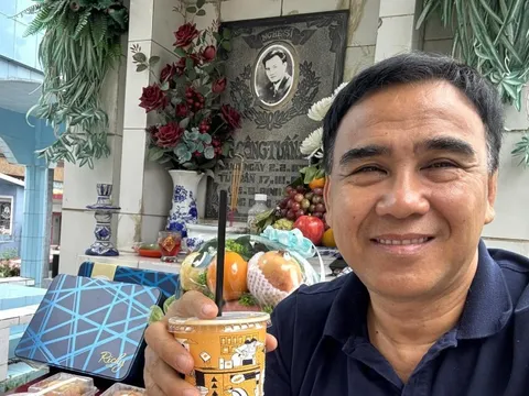 MC Quyền Linh, Phương Điền… thăm mộ Lê Công Tuấn Anh