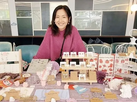 Bắt gặp nữ diễn viên nổi tiếng đi bán kẹp tóc, vòng tay để mưu sinh, diện mạo gây sốc