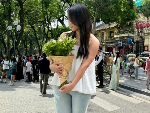 Cảnh tượng nàng thơ mùa thu ở Hồ Gươm: Khác xa Nhà Thờ Lớn!