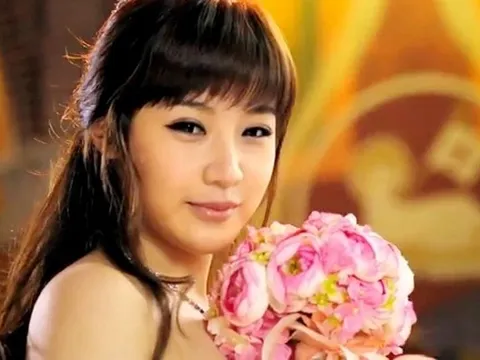 Nữ ca sĩ hàng đầu showbiz gây sốc với gương mặt biến dạng