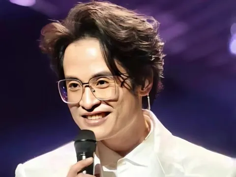 Đằng sau bộ trang phục gây tranh luận của Hà Anh Tuấn