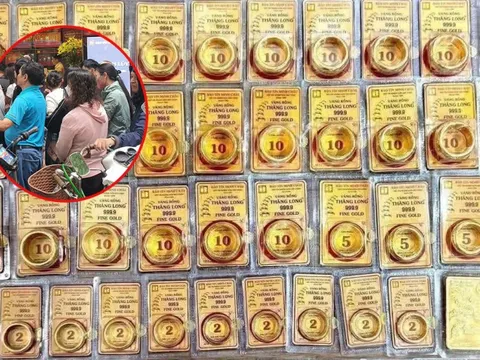 Lỡ “đu đỉnh”, người đàn ông ở Hà Nội vội mang vàng đi cắt lỗ thì gặp cảnh bất ngờ, băn khoăn