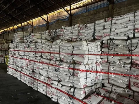 Một trung tướng chỉ huy cuộc đột kích, tóm gọn đường dây buôn bán phân bón giả quy mô lớn, tịch thu hơn 16.000 kg hóa chất không giấy phép