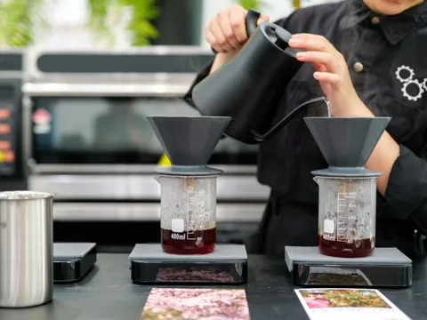 Bí mật đằng sau ly cà phê 750.000 đồng, giá gấp 37 lần ly cà phê vỉa hè