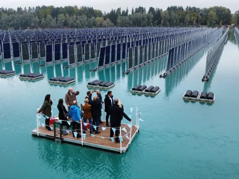 Tấm pin năng lượng mặt trời được lắp đặt theo cách không ngờ, tạo ra 2 triệu kWh điện mỗi năm