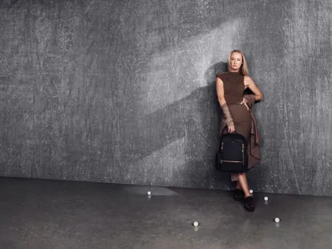 Cuộc “hội ngộ” không ngờ của golfer số 1 thế giới và huyền thoại đua xe F1 trong chiến dịch đặc biệt