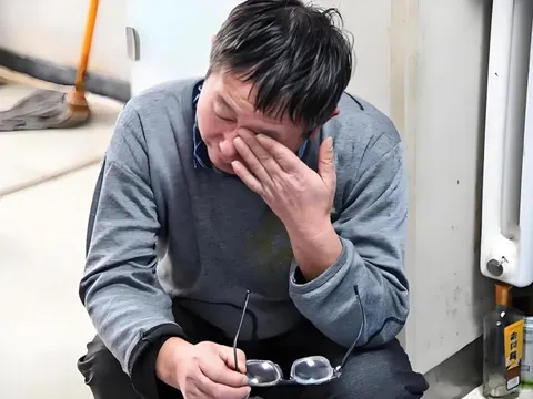 Lương tháng hơn 15 triệu nhưng công ty chuyển khoản 2 tỷ đồng và ghi rõ là thưởng, sau đó tài khoản bị phong tỏa, người đàn ông bị kiện