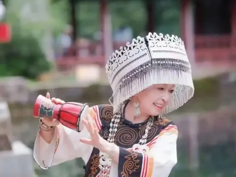 Suốt 10 năm, 3 con gái cùng mẹ già 80 tuổi du lịch dưỡn già 50 thành phố: Niềm vui của mẹ là phong cảnh đẹp nhất