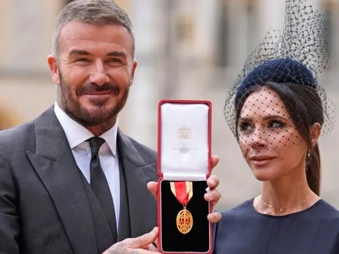 Ảnh nét căng: David Beckham chính thức nhận phong tước Hiệp sĩ, bật khóc vì tự hào còn con cả bất hiếu vẫn vắng mặt