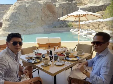 Bữa sáng "sặc mùi tiền" của Thái Công